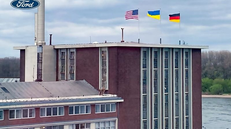 Ford zeigt Flagge – Flagge der Ukraine weht auf historischer Ford Europa-Zentrale