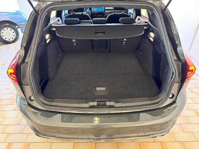 Ford Focus Turnier ST-Line X *AHK-GJR-PANO*