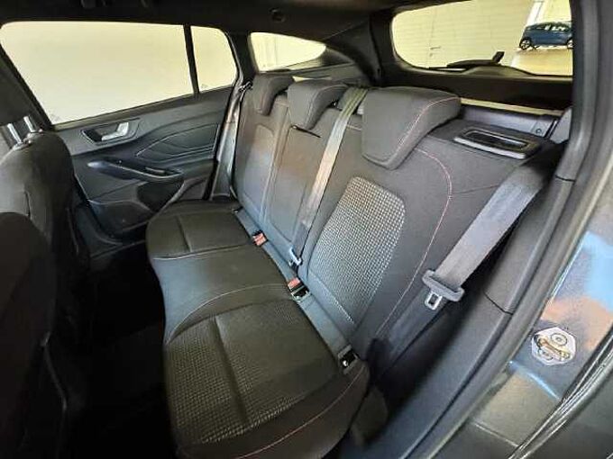 Ford Focus Turnier ST-Line X *AHK-GJR-PANO*