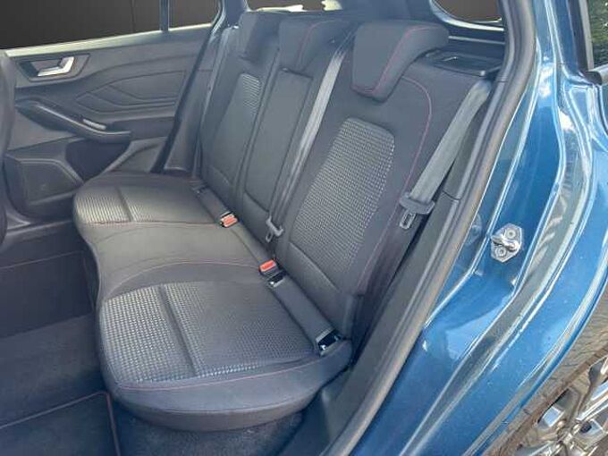 Ford Focus Turnier ST-Line X *AHK-GJR-HUD*