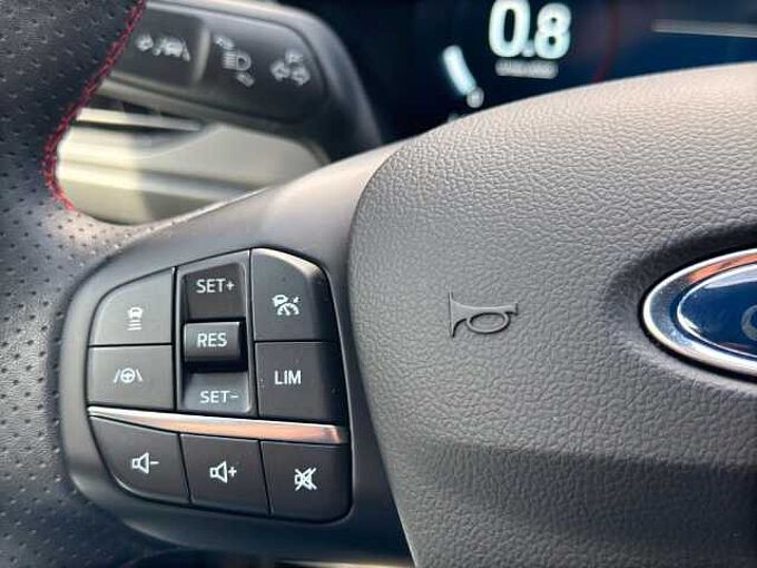 Ford Focus Turnier ST-Line X *AHK-GJR-HUD*