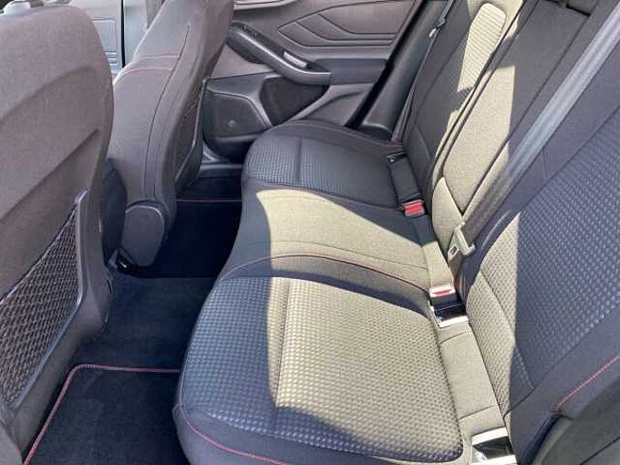 Ford Focus Turnier ST-Line X *AHK-GJR-HUD*
