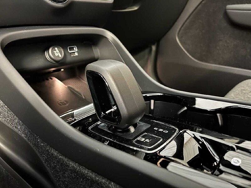 Volvo XC 40 XC40 Plus Dark Recharge Plug-In Hybrid 2WD *H&K-SH