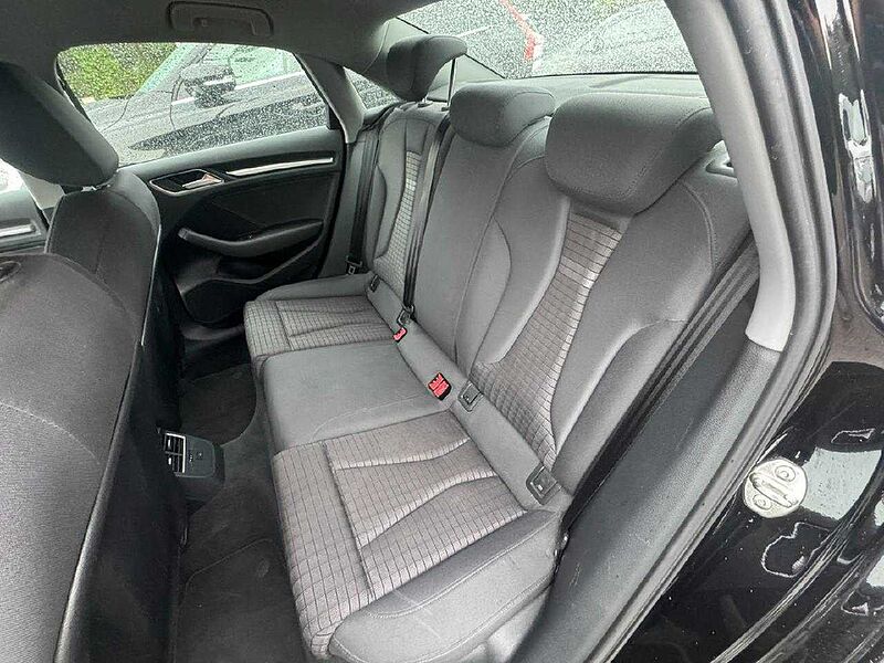 Audi A3 Limo sport *AHK-SHZ-PDC-Xenon*