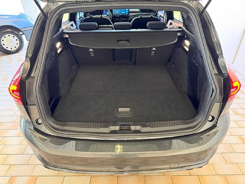 Ford Focus Turnier ST-Line X *AHK-GJR-PANO*