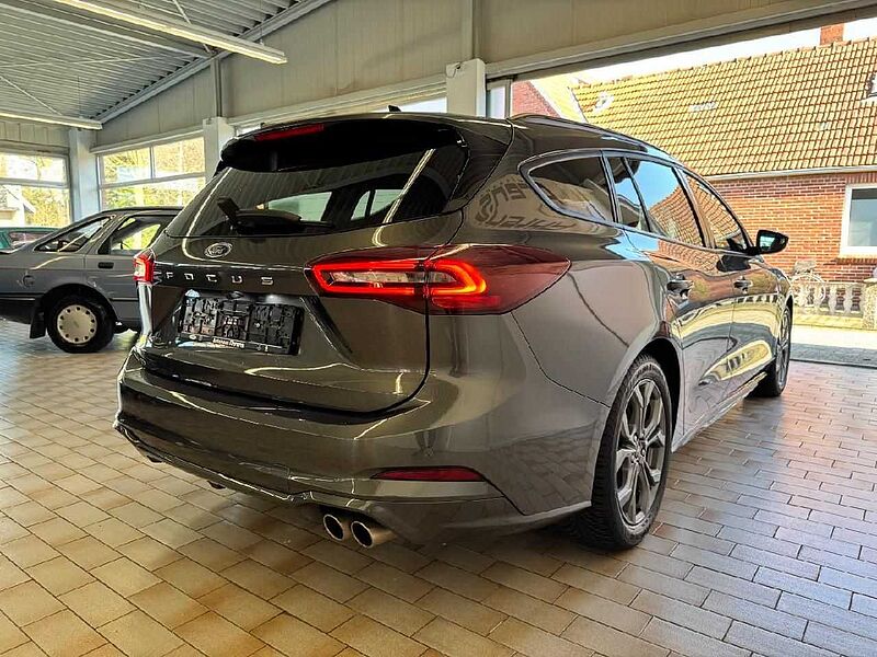 Ford Focus Turnier ST-Line X *AHK-GJR-PANO*