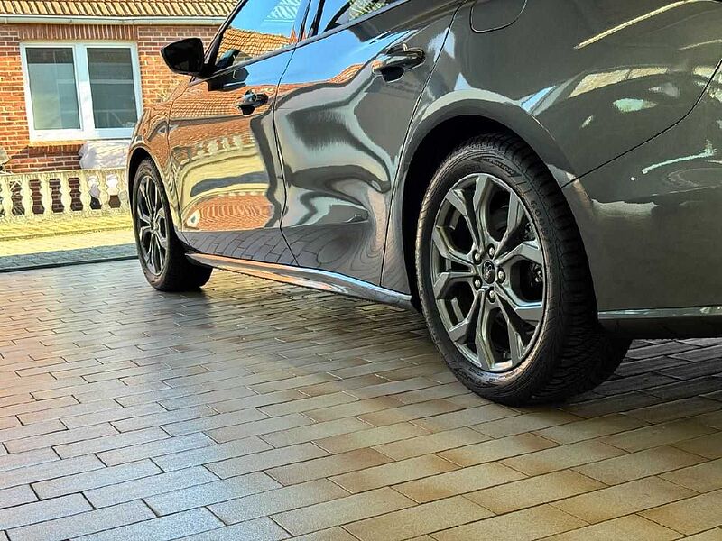Ford Focus Turnier ST-Line X *AHK-GJR-PANO*