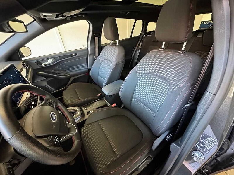 Ford Focus Turnier ST-Line X *AHK-GJR-PANO*