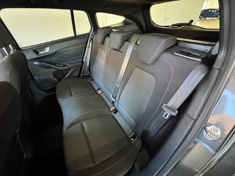 Ford Focus Turnier ST-Line X *AHK-GJR-PANO*