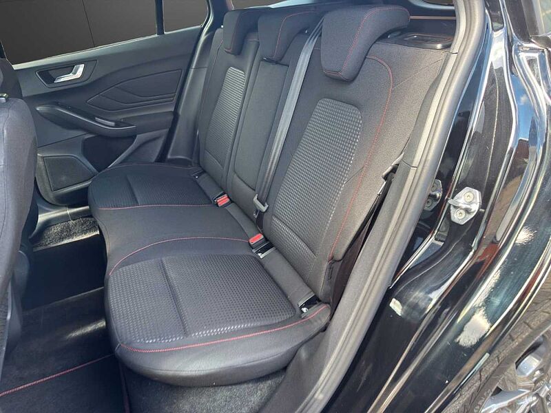 Ford Focus Turnier ST-Line X *AHK-GJR-HUD*